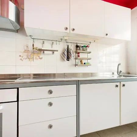 Lovely 2-bed House With Pool And Sea-view