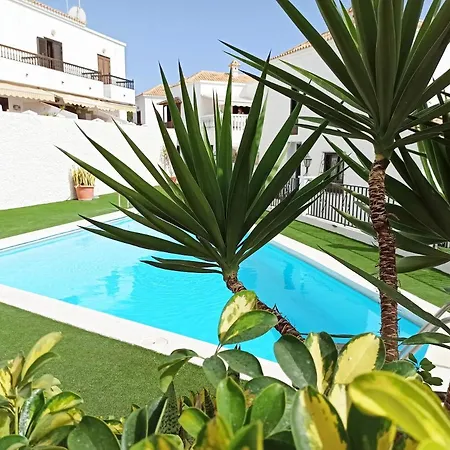 Lovely 2-bed House With Pool And Sea-view Holiday home
